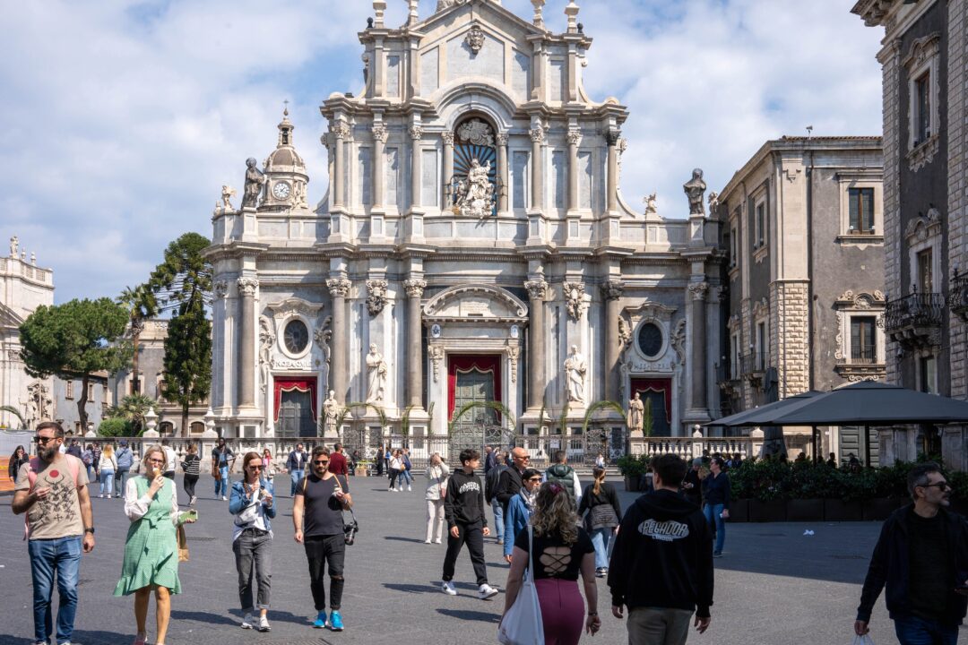 Turisti in piazza Duomo a Catania